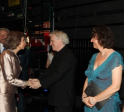 Doña Sofía saludó al director de la Orquesta, Simon Rattle